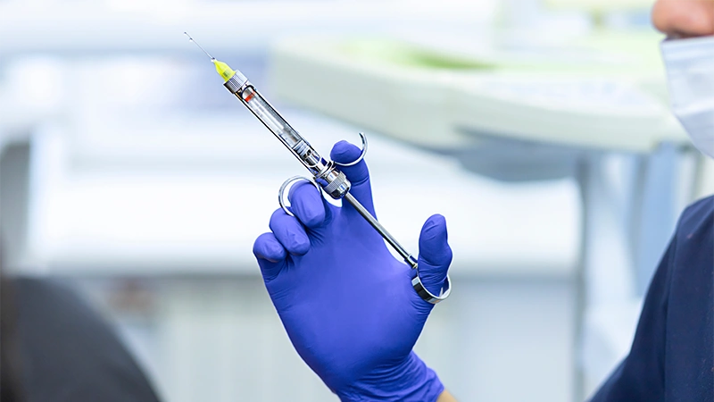 Dottore pronto all'utilizzo di un farmaco analgesico per analgesia sedativa