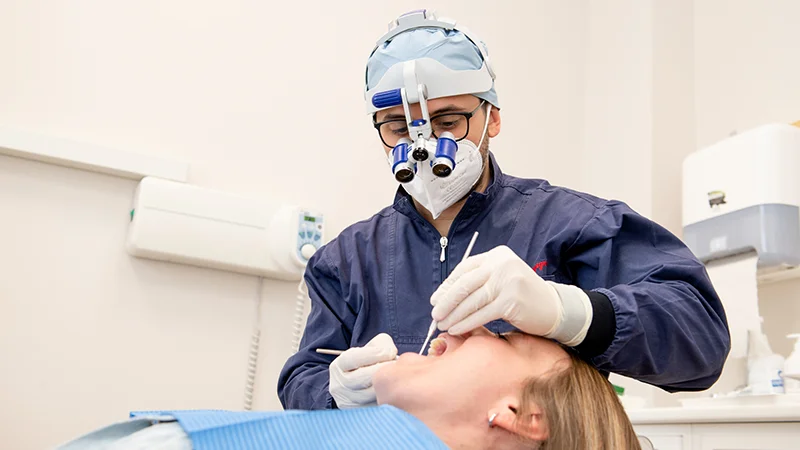 Dottore dello Studio Dentistico Figliomeno esegue intervento di implantologia su paziente