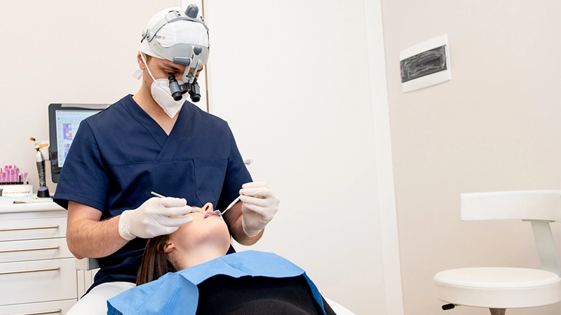 Dottore dello Studio Dentistico Figliomeno esegue il controllo dei dell'igiene dentale su una paziente